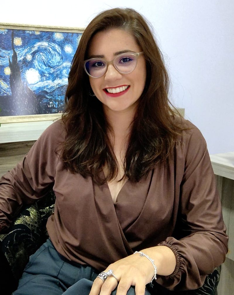 Psicóloga Grazieli Gonçalves sorrindo em seu consultório
