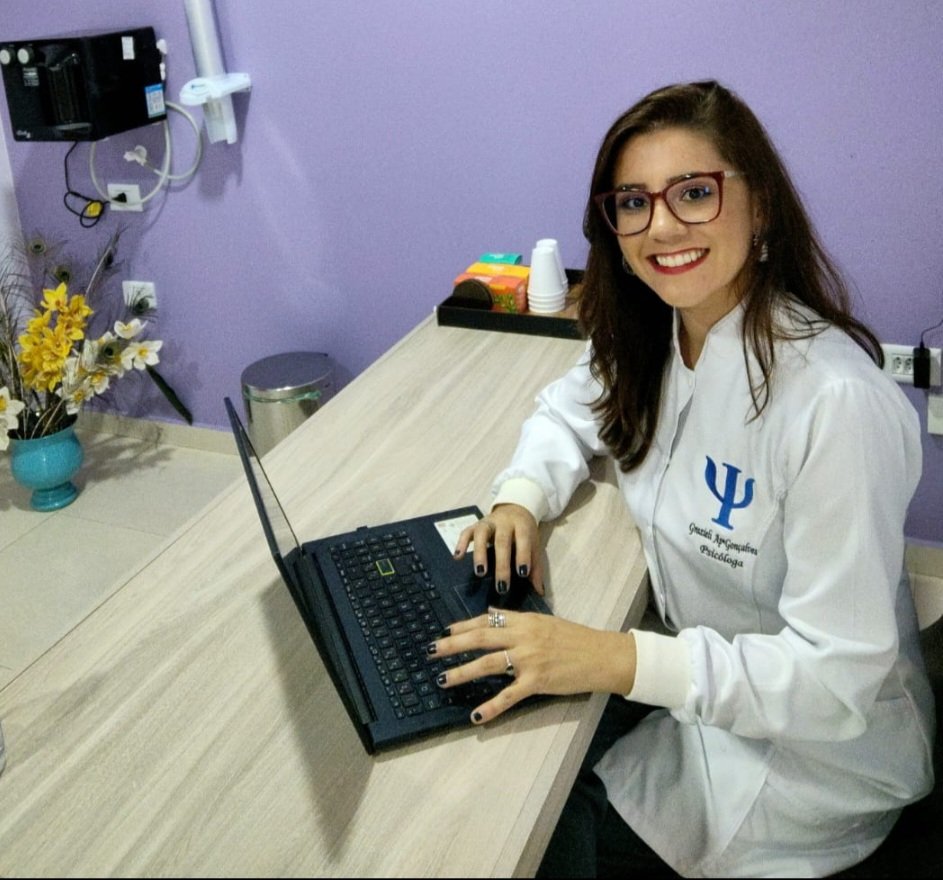 Grazieli em atendimento por videochamada